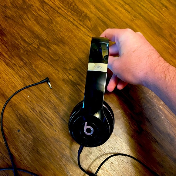 Black Beats Solo Headphones - Picture 1 of 3